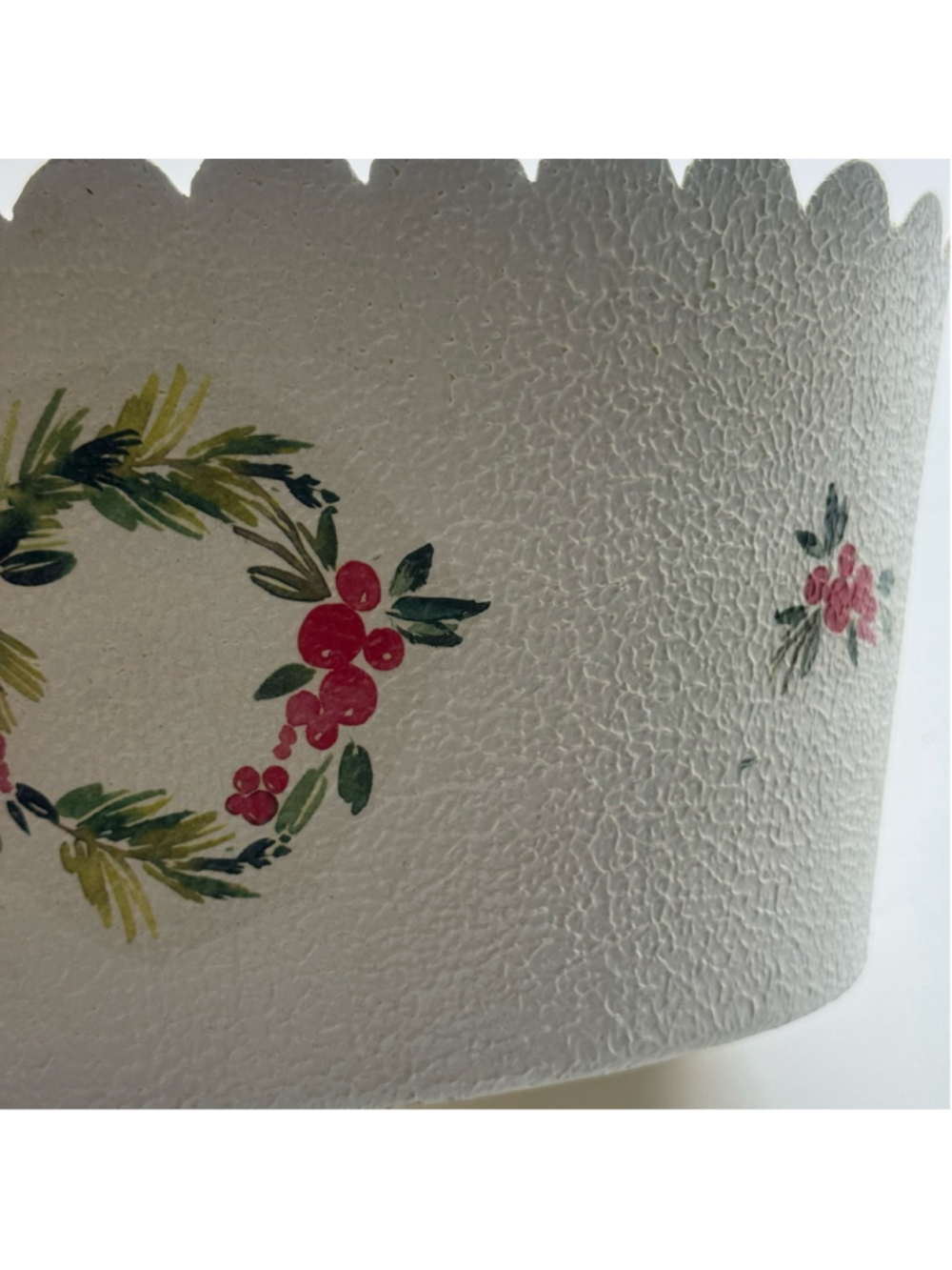 Vintage Christmas Toleware Bowl Scalloped Edge Berry Wreath Metal Bowl Cottageco - Picture 7 of 8